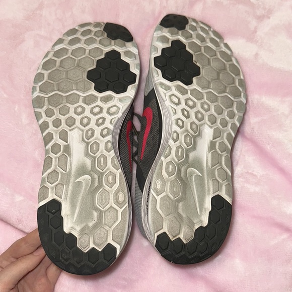 Nike women’s tennis shoes. Size 7.5 - Picture 5 of 7